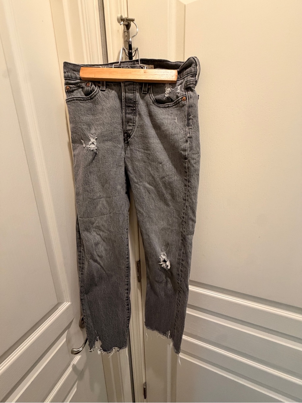 Levi's Women's Gray Cropped Distressed Ankle Jeans